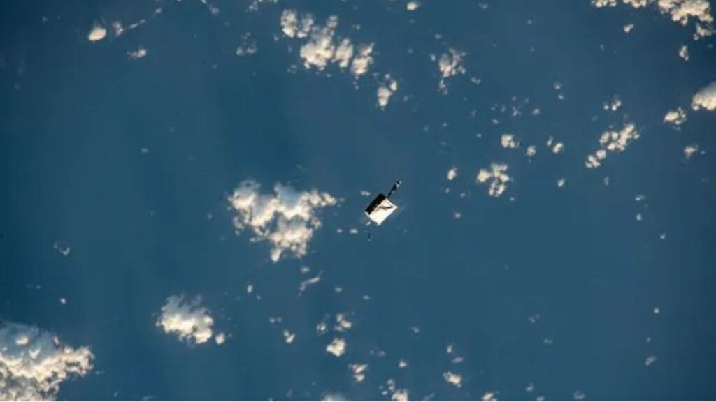 Astronautas tiran una caja de herramientas desde la Estación Espacial, se puede ver desde la tierra