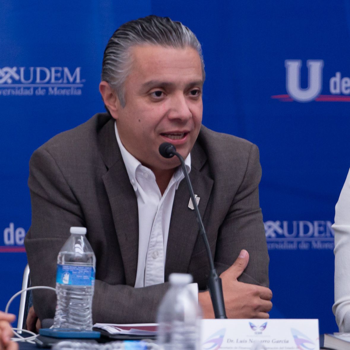 Llama Luis Navarro a pagar refrendo vehicular por vía digital